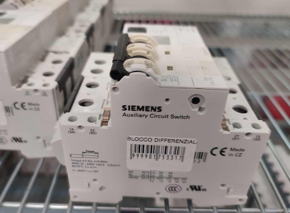 Blocco differenziale + interruttore magnetotermico + contatto ausiliario Siemens 01