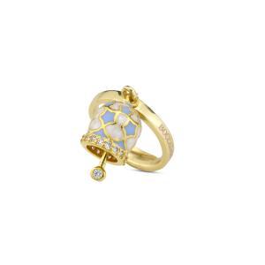 Anillo bañado en oro amarillo con campanilla de la suerte azul