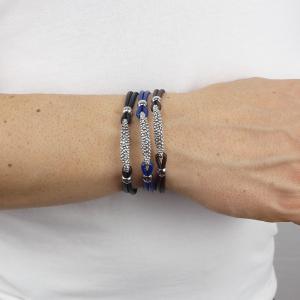 Pulsera con doble cordón de cuero azul y barra granulada