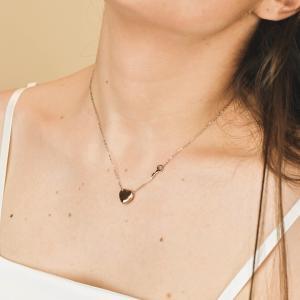 Qr/gr03 collar de acero bañado en oro rosa con central en forma de corazón