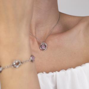 Collar rodiado con tres elementos circulares concéntricos y piedra central