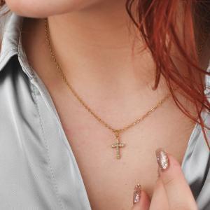 Collar bañado en oro amarillo con colgante de cruz latina y circonitas