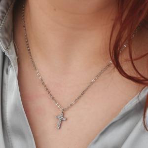 Collar rodiado con colgante de cruz latina, corazón central y circonitas