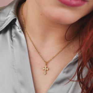 Collar bañado en oro amarillo con colgante de cruz y circonitas de diferentes tamaños
