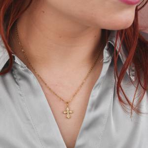 Collar bañado en oro amarillo con colgante de cruz copta y circonitas de diferentes tamaños