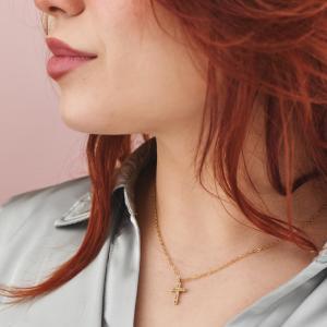 Collar bañado en oro amarillo con colgante de cruz latina, corazón central y circonitas