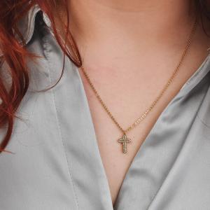 Collar bañado en oro amarillo con colgante de cruz latina, cruz central y circonitas