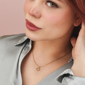 Collar bañado en oro amarillo con colgante de corazón y patita con pavé de circonitas