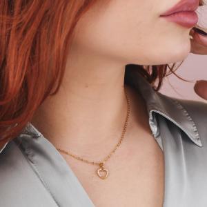 Collar bañado en oro amarillo con colgante de corazón y pavé de circonitas