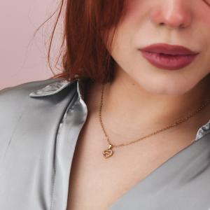Collar bañado en oro amarillo con colgantes de corazones concéntricos y pavé de circonitas