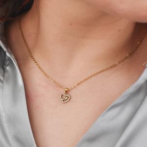 Collar bañado en oro amarillo con colgante de corazón, pavé de circonitas e inscripción interna