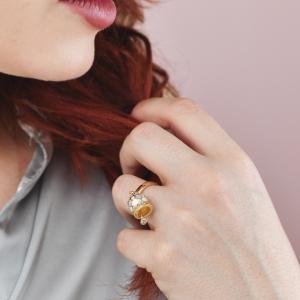 Anillo bañado en oro amarillo con campanilla de la suerte azul