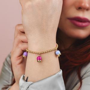 Pulsera bañada en oro amarillo con tres campanillas celeste, fucsia y violeta