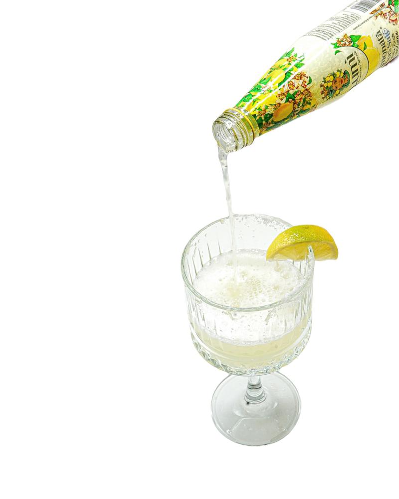 Limonata Fior di sale Lumi antica ricetta siciliana in bottiglia di vetro da 250ml. Particolare Limonata Versata nel Bicchiere.