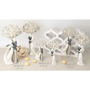 Coppia sposi in resina con albero soggetti assortiti - 23 cm