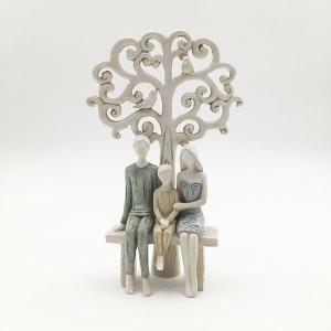 Famiglia in resina con albero - 19 cm