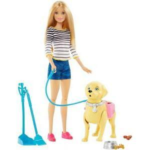 Barbie passeggiata con cane